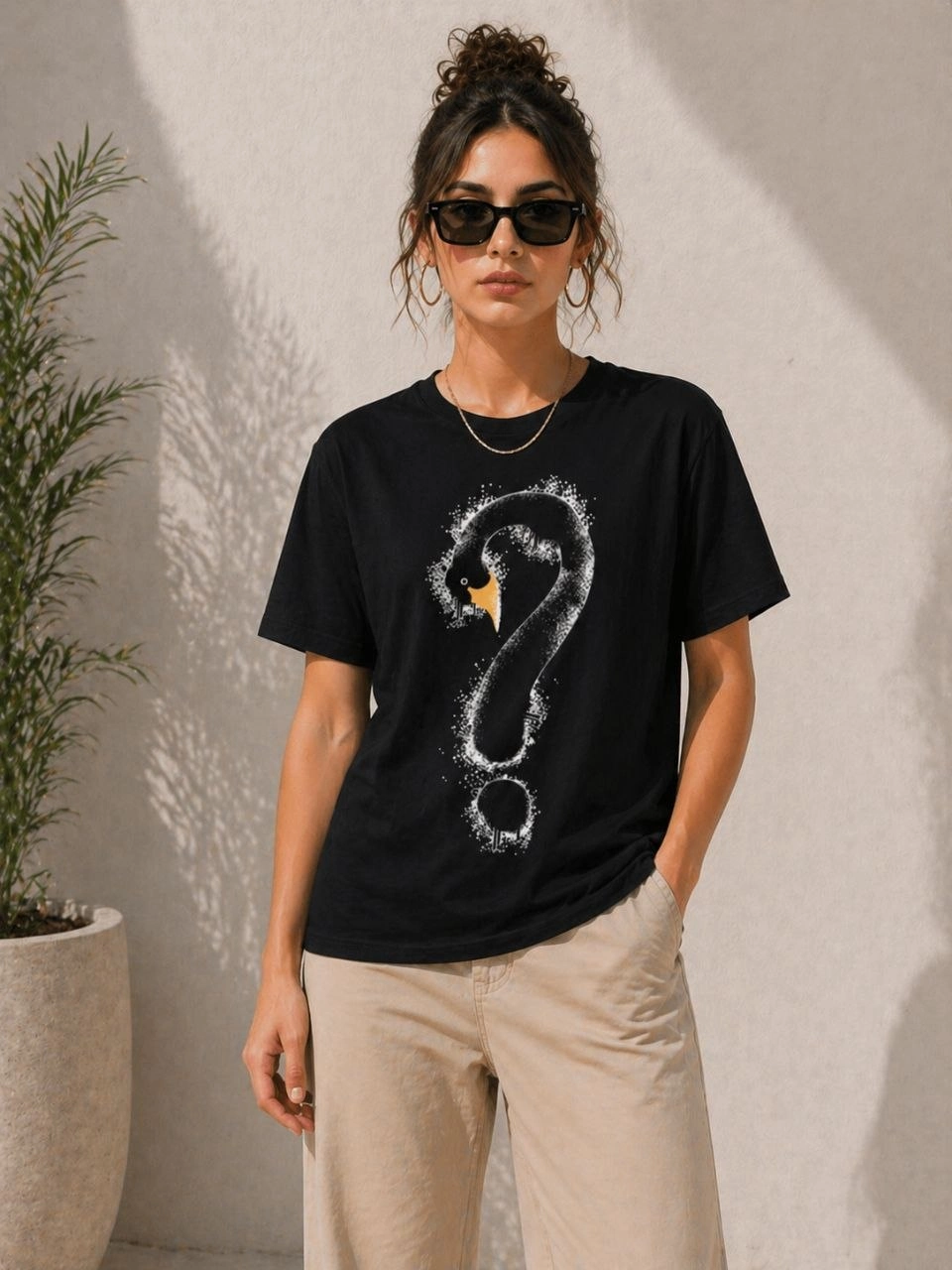 Kadın Kuğu Figürlü Soru İşareti Baskılı Tişört Kısa Kol T-Shirt - Siyah