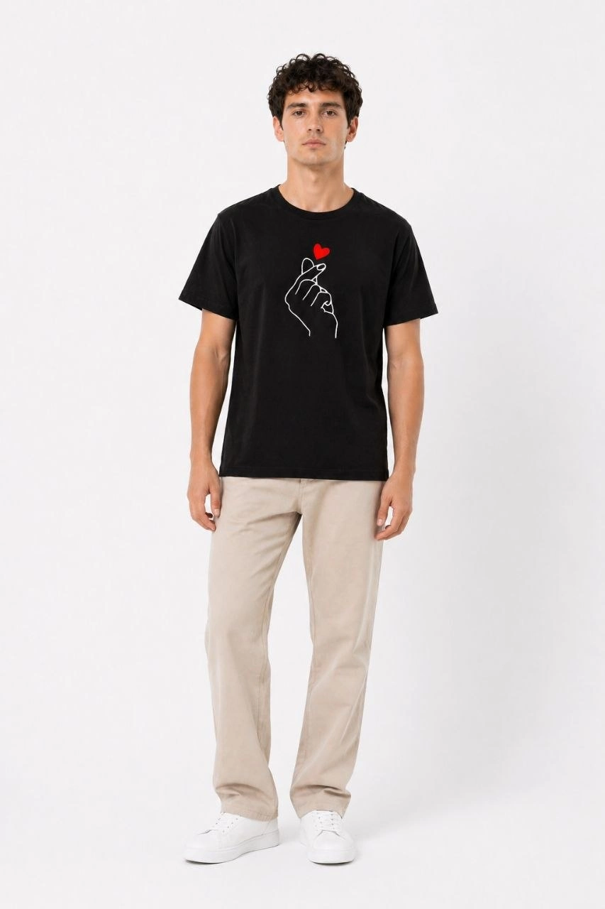 Erkek Kore Parmak Kalp Aşk Temalı Minimal Baskılı Tişört Yazlık Kısa Kol T-Shirt - Siyah