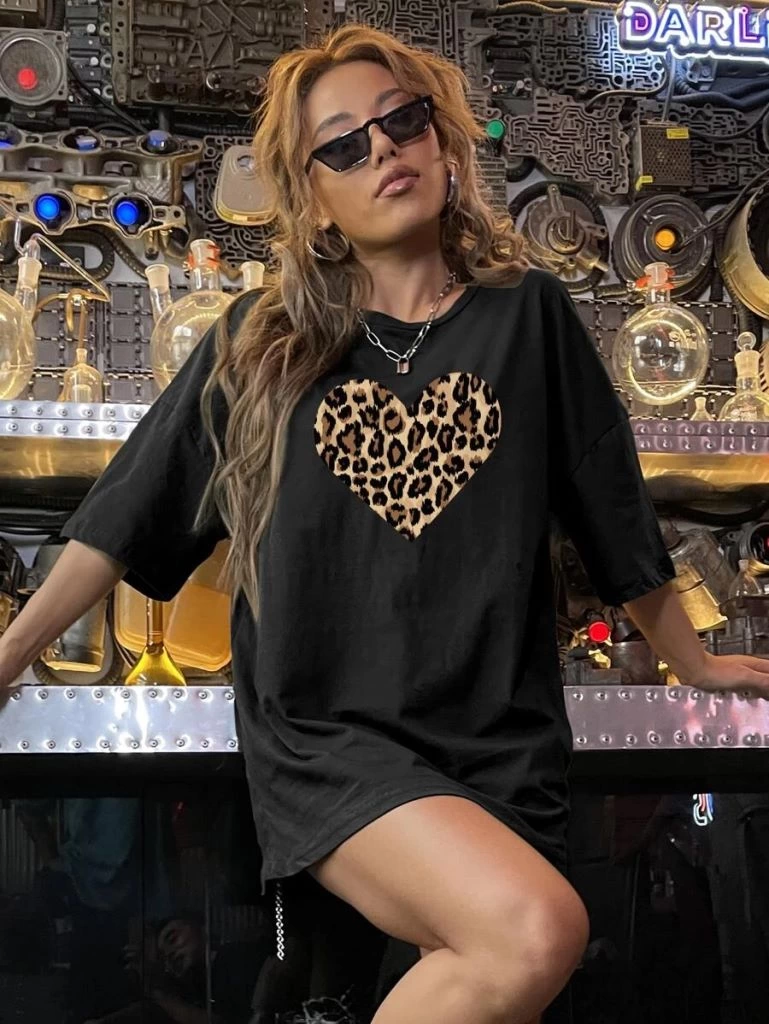 Kadın Leopar Kalp Baskılı Tişört Kısa Kol Bisiklet Yaka Oversize T-shirt - Siyah